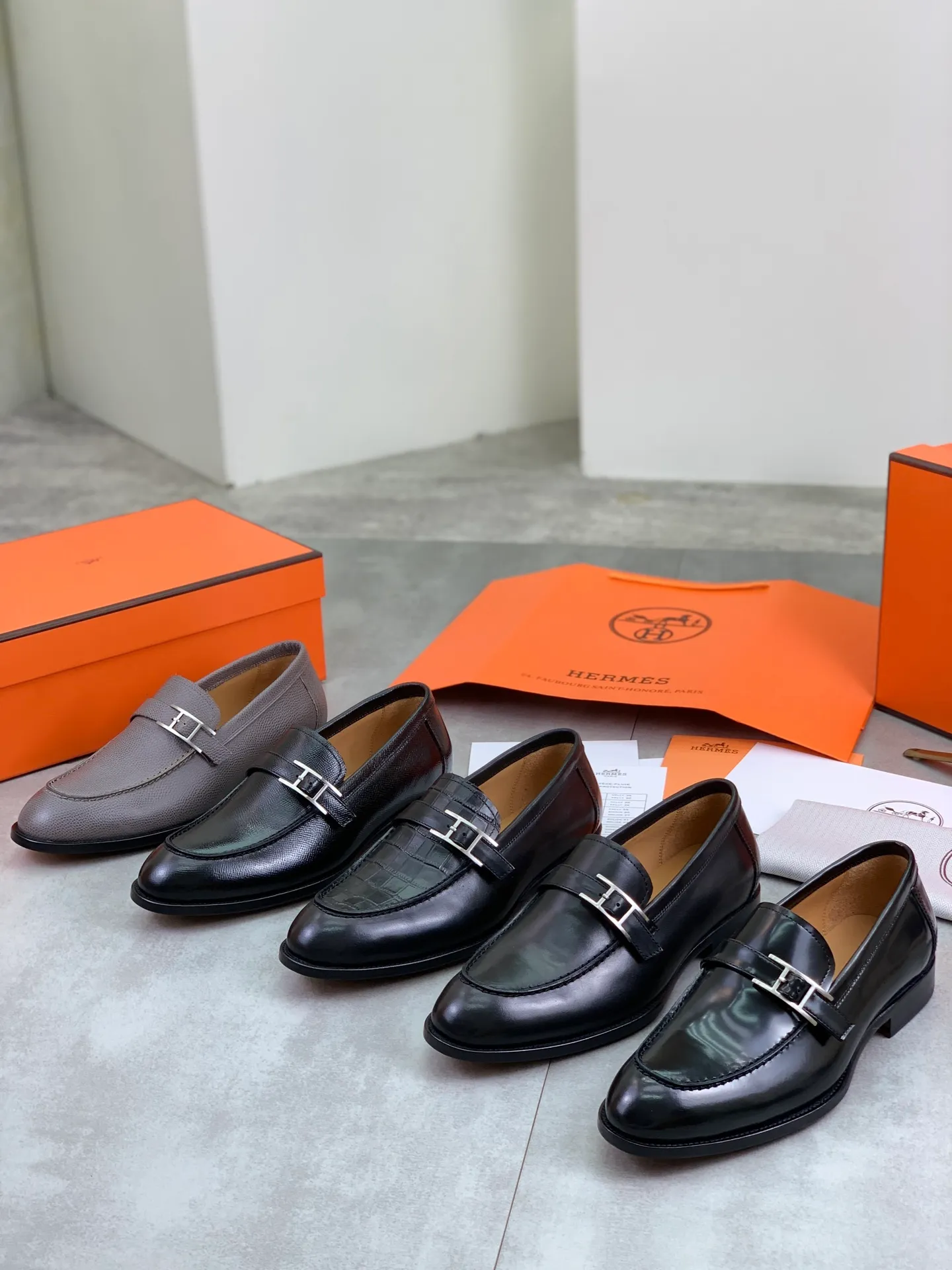 Factory price P980 💰💎💎💎 Original genuine leather outsole Brand: Hermès Grade: Same as the official website Original quality materials: Original soft calfskin Water-dyed cowhide lining Original Italian genuine leather outsole Style categories: Men's fashion Formal casual leather shoes Slip-on men's shoes series Young fashion European and American trends British style Code number: 39-45 (38.46 can be customized)